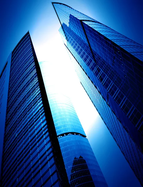 Moderní skleněné siluety mrakodrapů v noci — Stock fotografie