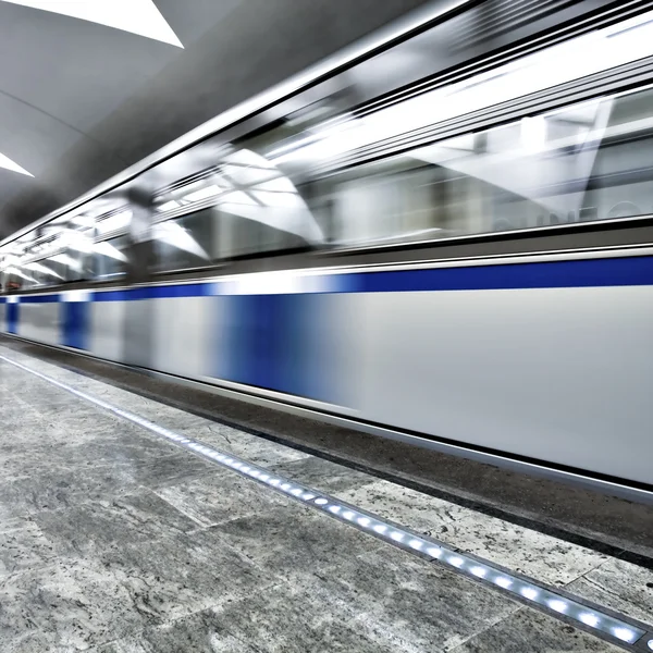 Mover trem na estação subterrânea — Fotografia de Stock