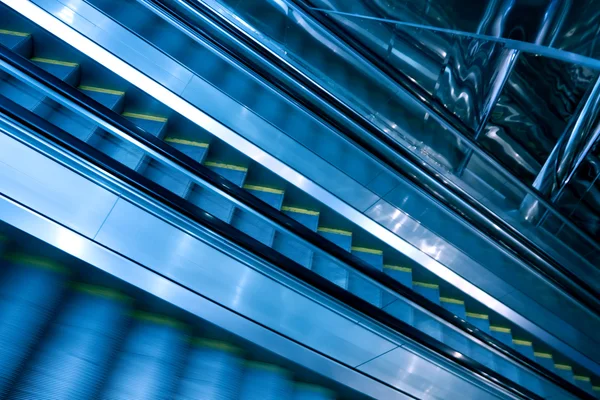Escalera mecánica moderna azul en el centro de negocios — Foto de Stock