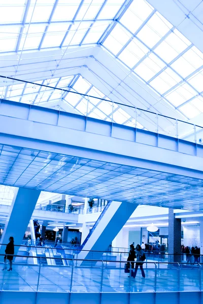 Абстрактный голубой геометрический потолок — стоковое фото