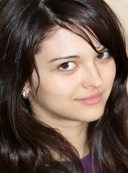 Egy gyönyörű fiatal tizenéves lány mosolyogva portréja — Stock Fotó