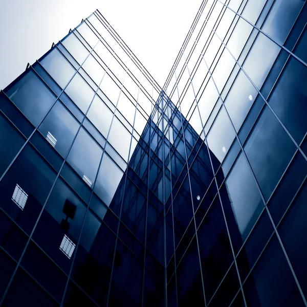 Blauwe glazen transparant muur van moderne bulding huis — Stockfoto