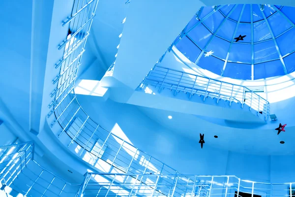 Круглая лестница в офисном центре — стоковое фото