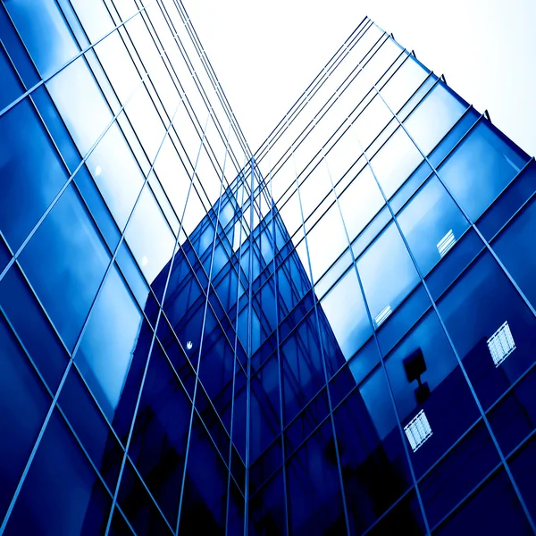 Blauwe glazen transparant muur van moderne bulding huis — Stockfoto