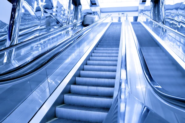 Rolltreppe im Flughafen — Stockfoto