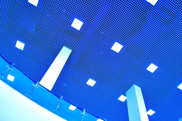 Plafond moderne dans le centre de bureau — Photo