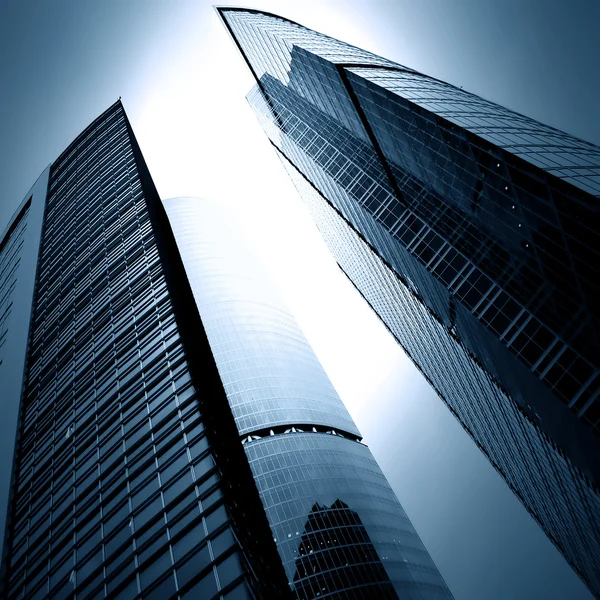 Moderni grattacieli aziendali in vetro di notte — Foto Stock