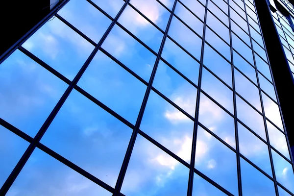 Nuvens em arranha-céus de painéis envidraçados — Fotografia de Stock