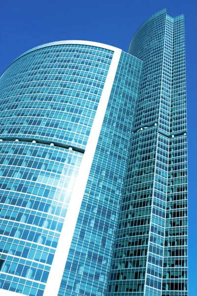 在晚上的现代玻璃业务摩天大楼 — 图库照片