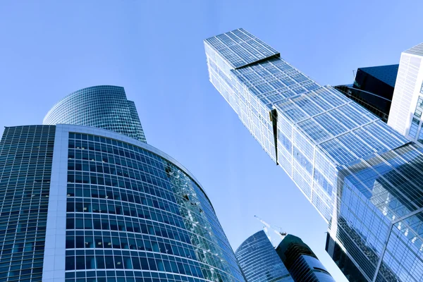 Moderni grattacieli aziendali in vetro di notte — Foto Stock
