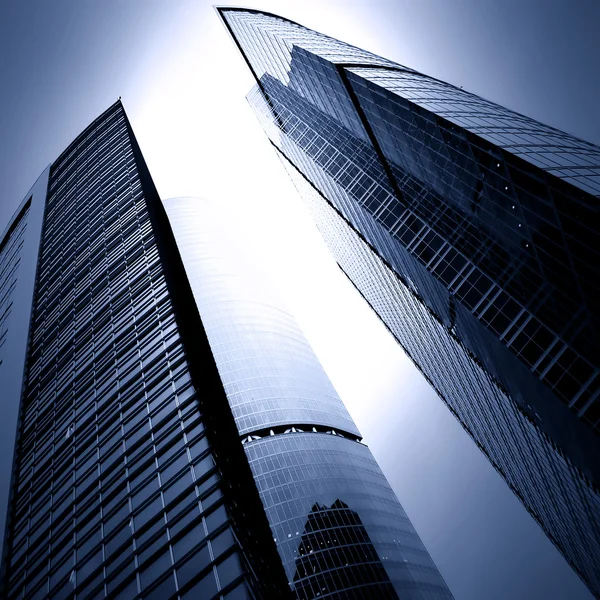 Modernos arranha-céus de vidro à noite — Fotografia de Stock