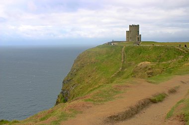 Moher kayalıklarla ve O'Briens Kulesi