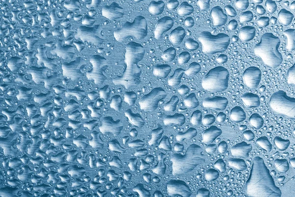 Água azul cai sobre fundo de metal — Fotografia de Stock