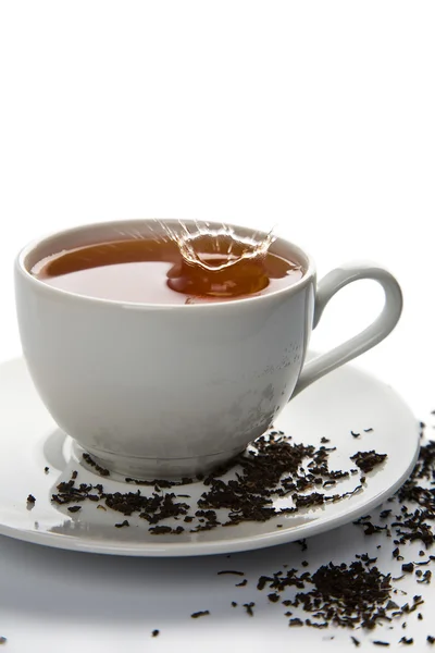 Salpicos de chá em copo branco isolado — Fotografia de Stock