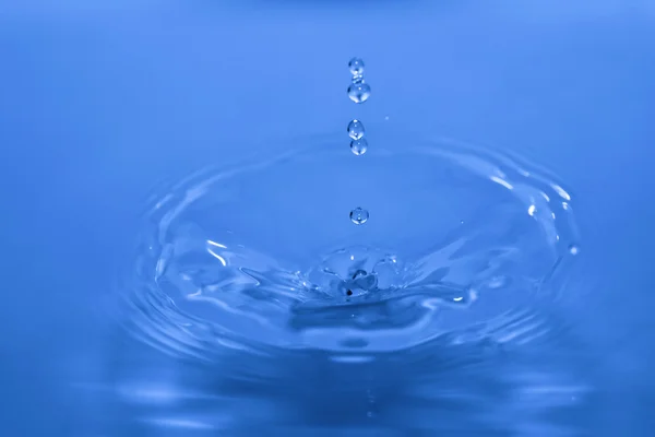 Astratto sfondo spruzzi d'acqua blu — Foto Stock