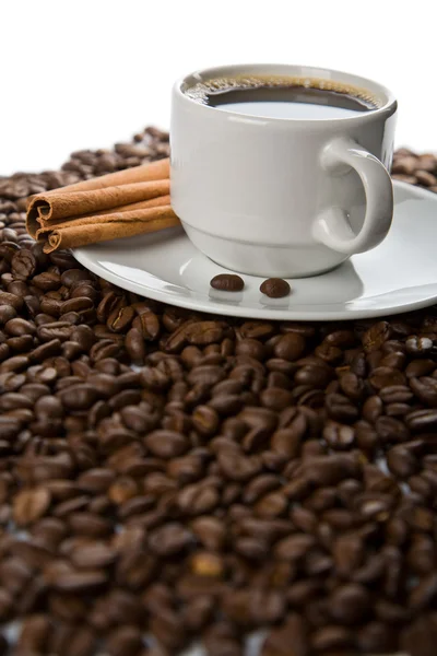 Kopje koffie en koffiebonen geïsoleerd — Stockfoto