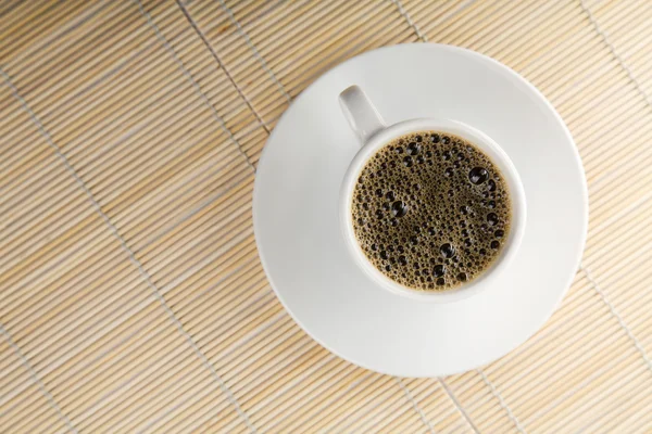 Secangkir kopi di atas bambu — Stok Foto