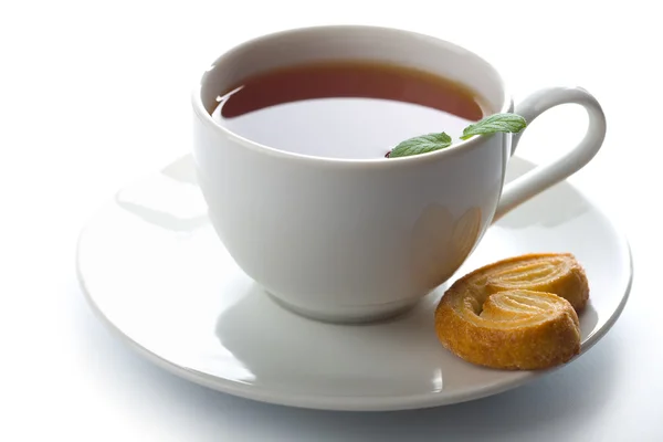 Secangkir teh dengan cookie terisolasi — Stok Foto