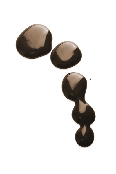 Vloeibare donkere Chocoladedrops geïsoleerd — Stockfoto