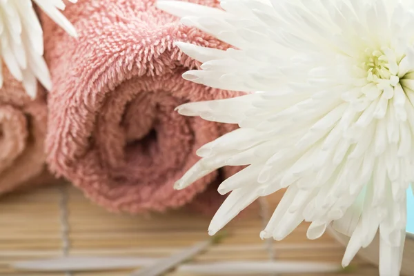 Handtücher und weiße Blumen — Stockfoto