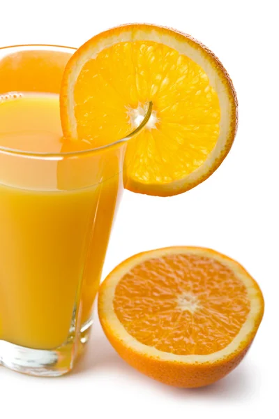 Appelsiinimehu ja appelsiinit eristetty — kuvapankkivalokuva