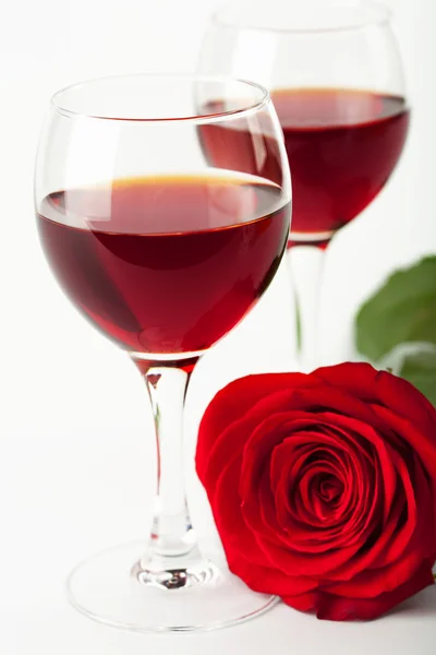 Copos de vinho e rosa vermelha — Fotografia de Stock