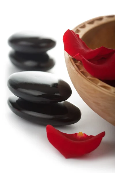 Zen stones a lístky v misce, samostatný — Stock fotografie