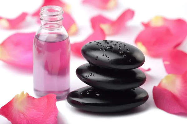 Pedras Zen, óleo essencial e pétalas de rosa — Fotografia de Stock