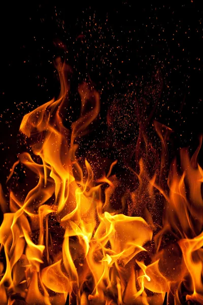 Flamme und Funken isoliert über schwarzem Hintergrund — Stockfoto