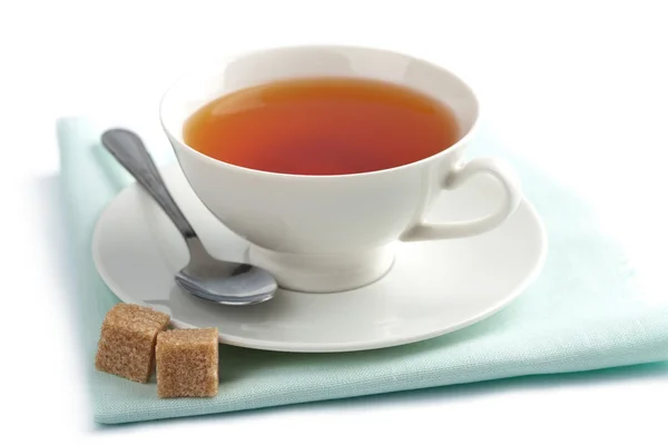Tasse de thé et sucre brun isolé — Photo