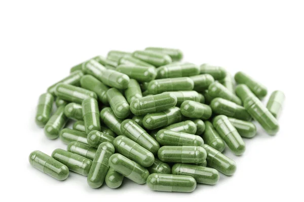 Pílulas cápsula verde isolado — Fotografia de Stock