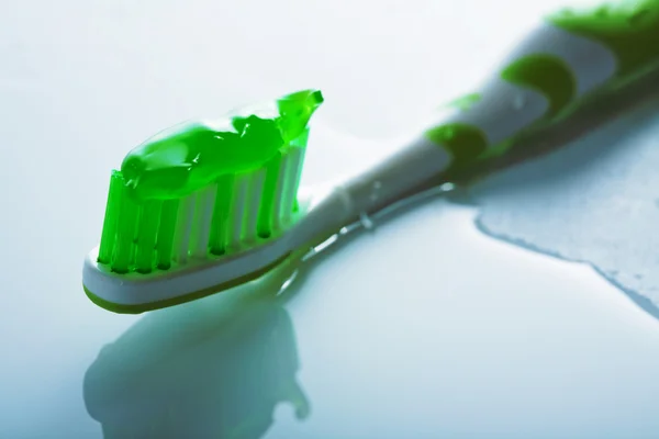 Cepillo de dientes con pasta verde — Foto de Stock