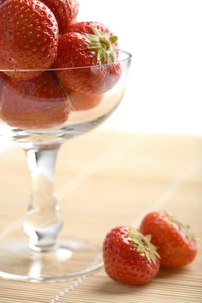 Fresas maduras en tazón de vidrio aislado —  Fotos de Stock
