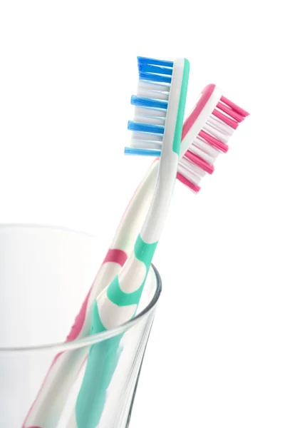Deux brosses à dents colorées isolées — Photo