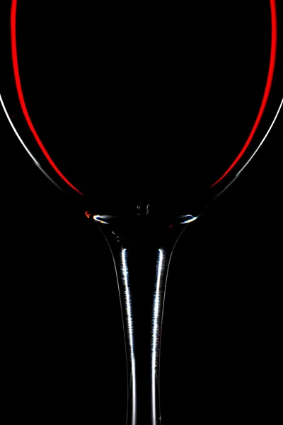 Rode wijn glas geïsoleerd op zwart — Stockfoto