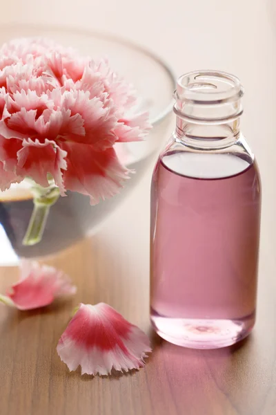 Çiçek ve uçucu yağ şişe — Stok fotoğraf