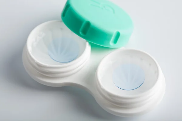 Blauwe contact lens in witte container — Stockfoto