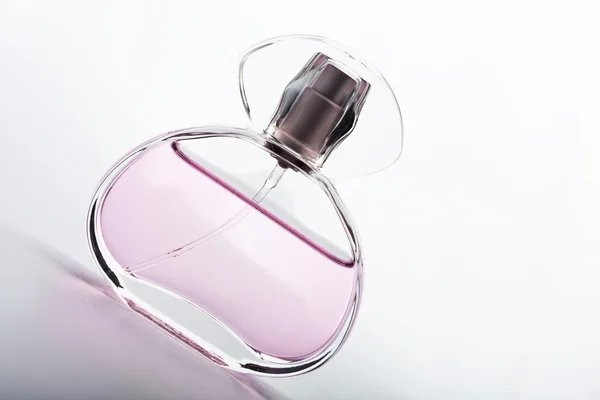 Прозрачная бутылка розовых духов — стоковое фото