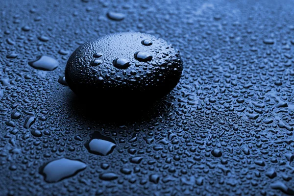 Pedra zen brilhante com gotas de água — Fotografia de Stock