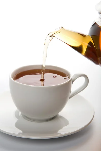 Tè versando in tazza bianca isolato — Foto Stock
