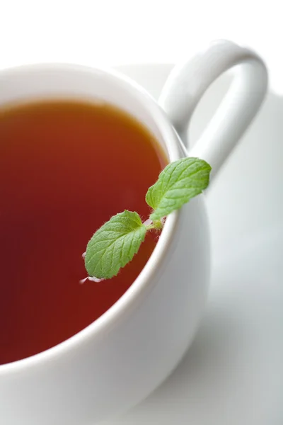 Filiżanka herbaty z mięta na białym tle — Zdjęcie stockowe