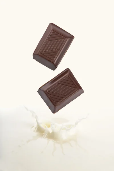 Шоколад падає в молоко — стокове фото