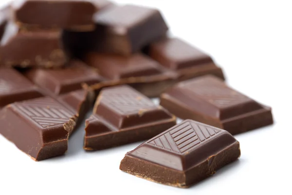 Trasiga bitar av choklad isolerade — Stockfoto