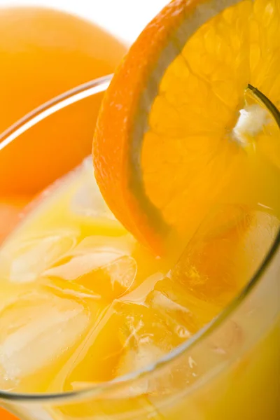 Lasillinen appelsiinimehua jääpalojen kanssa — kuvapankkivalokuva