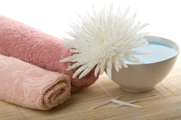 Ręczniki i biały kwiat na białym tle — Zdjęcie stockowe