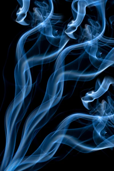 Fumo azul isolado sobre preto — Fotografia de Stock