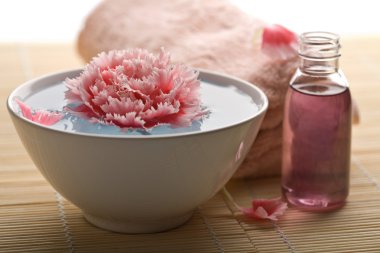 Spa ve vücut bakımı - havlu ve çiçek kase