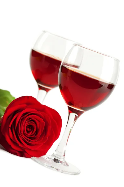 Copas de vino y rosa roja aisladas — Foto de Stock