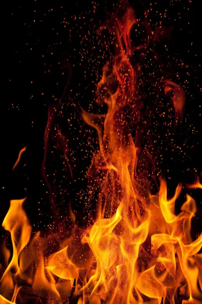 Flamme und Funken isoliert über schwarzem Hintergrund — Stockfoto