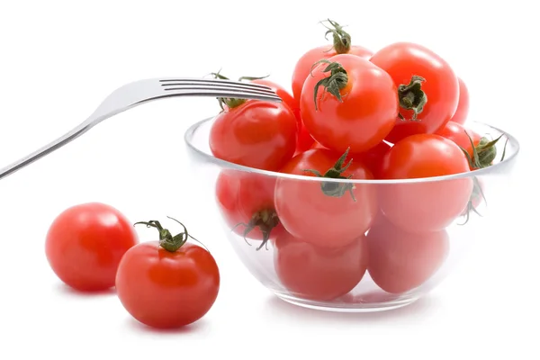 Tomates maduros en tazón de vidrio aislado —  Fotos de Stock